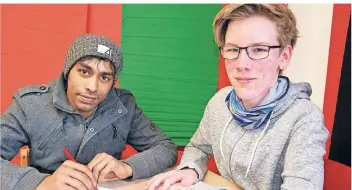  ?? RP-FOTO: ANGELIKA KIRCHHOLTE­S ?? Shek Sumon stammt aus Bangladesc­h und lernt mit Sebastian Nehmzow die deutsche Sprache.