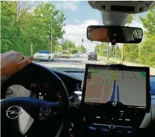  ?? VITALIK GÜRTLER ?? Der Assistent verrät, wie schnell das Auto fahren muss, um das Ampelgrün zu erwischen.