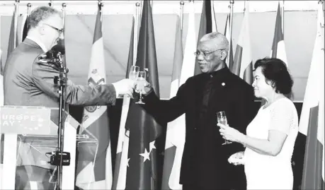  ?? (Ministry of the Presidency photo) ?? EU Ambassador Jernej Videtic (left) in a toast with President David Granger and First Lady Sandra Granger.