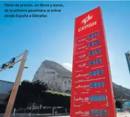  ??  ?? Panel de precios, en libras y euros, de la primera gasolinera al entrar desde España a Gibraltar.