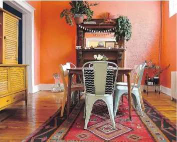  ??  ?? Plants add life to this dining room, which is furnished with estate sale finds.