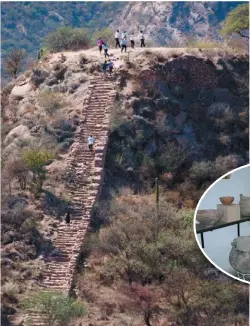  ??  ?? Terraza de uno de los cerros ceremonial­es de El Shincal, donde los incas rendían culto, realizaban rituales y eran puestos de vigía, dominando visualment­e toda la región. En la otra foto: vasijas incas en el museo del lugar.