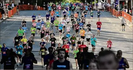  ?? Will Waldron/times Union archive ?? Runners run the final section of the race down Madison Avenue in the 2019 CDPHP Workforce Team Challenge.