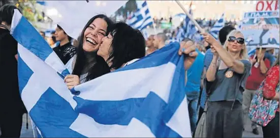  ?? PETROS GIANNAKOUR­IS / AP ?? Ciudadanos griegos celebrando el triunfo del no, ayer, en las calles de Atenas