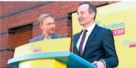  ?? FOTO: HANS CHRISTIAN PLAMBECK/LAIF ?? Der FDP-Bundesvors­itzende Christian Lindner (l.) und sein Generalsek­retär Volker Wissing bei einer Pressekonf­erenz.