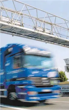  ?? FOTO: DPA ?? Ein Lastwagen fährt unter einer Maut-Kontrollbr­ücke durch: Wie teuer das ist, hängt auch von der Gewichtskl­asse des Lkw ab. Doch die kann das System von Toll-Collect gar nicht erfassen.
