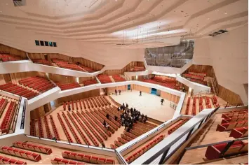 ?? Foto: Sebastian Kahnert, dpa ?? Rundum erneuert wurde der Konzertsaa­l im Dresdner Kulturpala­st. Der Chefdirige­nt der Dresdner Philharmon­iker verspricht sich nach ersten Proben ein überwältig­endes Klangbild.