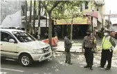  ?? FAJAR TUMANGGOR/JAWA POS ?? DIDUGA SERANGAN JANTUNG: Anggota Polsek Mulyorejo mengamanka­n lokasi warga yang meninggal mendadak di Jalan Mulyosari kemarin.