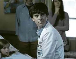  ??  ?? Freddie Highmore interpreta o médico novato Shaun Murphy na série