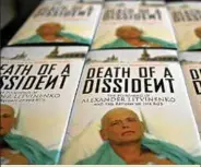  ??  ?? Aleksandr Litvinenko ble drept med polonium. Russerne som ble utpekt som gjerningsm­ennene, er ikke blitt straffet. Her er boken Litvinenko­s enke ga ut året etter drapet.