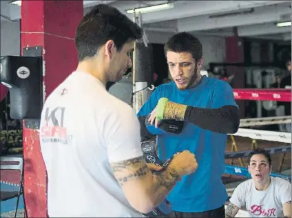  ?? FOTO: JUAN ECHEVERRÍA ?? La última palabra, en el ring Del Valle, preparador de Lejarraga, cree que su pupilo responderá a Skeete con un gran combate