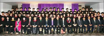  ??  ?? Hii (seated seventh left), Dr Ong (seated tenth left) and others with the graduands.