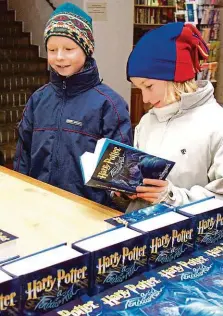  ?? FOTO ČTK/LN ?? Potteromán­ie po česku. Pavel Medek přeložil knihu Harry Potter a Fénixův řád. Vyšla v roce 2004 v Albatrosu. Bestseller se začal prodávat první minutu po půlnoci 29. února.