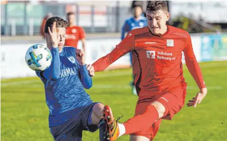  ?? FOTO: ROLF SCHULTES ?? Der FV Ravensburg (links Samuel Boneberger) feierte gegen die TSG Backnang (Matej Maglica) einen wichtigen Heimsieg.