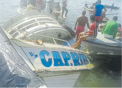  ?? DEFENSA CIVIL BRASIL ?? Restos. Lo que quedó del pequeño barco que se hundió con 70 personas en el Amazonas.