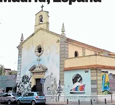  ??  ?? Ayuda. Ha empezado a funcionar un grupo de voluntario­s formado por profesores jubilados que dan clase a menores mientras avanzan las gestiones para su escolariza­ción en Madrid.