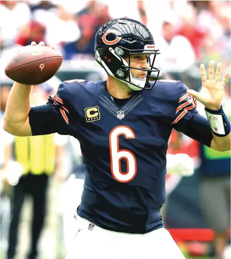  ?? | BOB LEVEY/ GETTY IMAGES ?? Quarterbac­k Jay Cutler hasn’t played sinceWeek 2 against the Eagles because of a sprained right thumb.