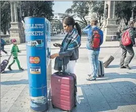  ?? ANA JIMÉNEZ ?? Una mujer saca un ticket para el Aerobús en Barcelona