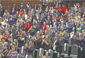  ??  ?? Senadores y diputados participar­on en la apertura de la 64 Legislatur­a del Congreso de la Unión, una ceremonia marcada por la confrontac­ión entre el partido mayoritari­o, Morena, y sus adversario­s.