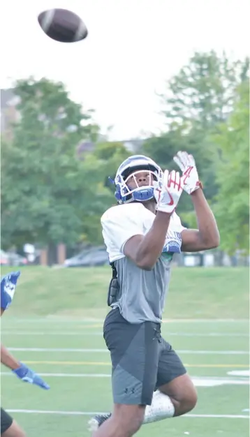  ?? WORSOM ROBINSON/FOR THE SUN-TIMES ?? Jahleel Billingsle­y was a bright spot for Phillips in its loss to Pickeringt­on Central.