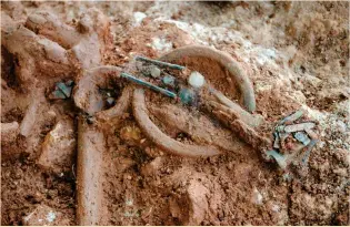  ??  ?? Right: Grave 2 (top) and Grave 12 (bottom), with exposed girdlehang­ers lying across the opening of an elephant ivory-ring bag at the left hip area