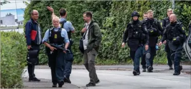  ?? FOTO: PER RASMUSSEN ?? Politiet blev truet med pistol og skød efter gerningsma­nden, men ramte ikke. Hele Vejlø blev omringet af politiet.