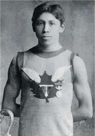  ?? CHARLES A. AYLETT / COURTESY LIBRARY AND ARCHIVES CANADA ?? Onondaga runner Tom Longboat with the Boston Marathon trophy in 1907. Ten years later, a con man would travel the U.S. impersonat­ing him, while Longboat was in France as a soldier.