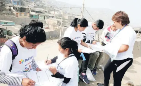  ??  ?? ► Un grupo de voluntario­s prepara el Censo del domingo en Villa María del Triunfo, en Lima.