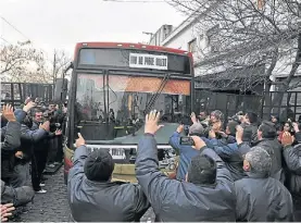  ??  ?? Constituci­ón. En la cabecera, están en asamblea permanente.