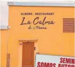  ?? ?? Arriba, entrada al negocio de Pàmies, un alberguere­staurante donde difunde nde sus falsas terapias