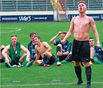  ?? FOTO: SCHLICHTER ?? Saarbrücke­ns Ylli Cermjani feiert mit seinen Kollegen den 3:1-Sieg gegen St. Pauli.