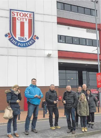  ?? FOTO: SV AMTZELL ?? Die Amtzeller Fußballfan­s vor dem Britannia Stadium des Stoke City FC.