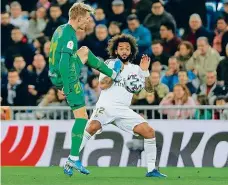  ?? Foto: Reuters ?? Co to děláš? Bek Realu Madrid Marcelo (v bílém) jen nevěřícně sleduje mladíka Ödegaarda, který vstřelil první gól.