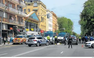  ?? EFE ?? Agentes de la Policía Nacional y de la Guardia Civil en el Paseo de Extremadur­a de Madrid.