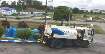  ??  ?? A water tanker from KWB is seen replenishi­ng the tanks at Siburan police station.