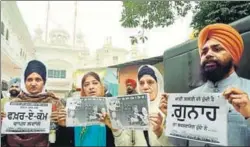  ??  ?? Members of the Sikh Sadbhawna Dal demonstrat­ing against SAD leaders outside the Akal Takht in Amritsar on Monday. SAMEER SEHGAL/HT