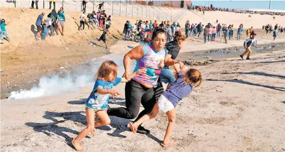  ?? KIM KYUNG-HOON/REUTERS ?? Tras casi tres horas sin lograr su objetivo, se replegaron y regresaron a los albergues en Tijuana.