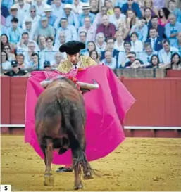  ?? ?? 5. Morante recibe frontal al toro ante una atenta y abarrotada plaza.