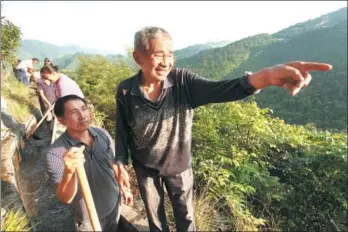  ?? PAN LINGFENG / FOR CHINA DAILY ?? Huang Dafa (right) spent 36 years persuading and then leading villagers to build 10 kilometers of waterways.