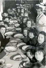  ??  ?? Grub’s up: Tucking in, 1930s style