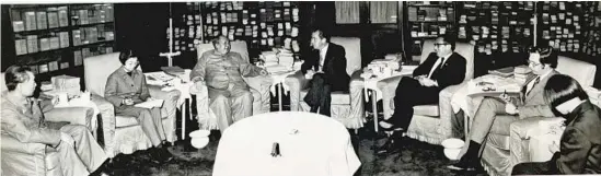  ?? PHOTOS PROVIDED BY WINSTON LORD AND NICHOLAS PLATT ?? The meeting between U.S. President Richard Nixon and Chinese Chairman Mao Zedong on Feb 21, 1972. (From left) Chinese Premier Zhou Enlai, Tang Wensheng (interprete­r), Mao, Nixon, Henry Kissinger, Winston Lord and Wang Hairong (from the protocol department of China’s Foreign Ministry).