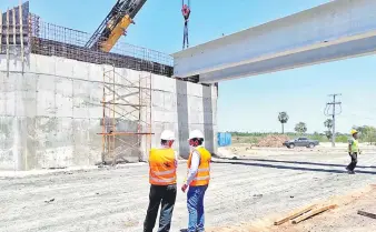  ??  ?? Este viaducto sobre la ruta a Falcón se está construyen­do como parte del proyecto del puente Chaco’i y no estaba previsto en el anteproyec­to licitado. MOPC evita informar sobre los cambios.