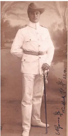  ?? FOTO: HELGE KLEIFELD ?? Ernst August Gries, 1918 Direktor der Kaiserlich­en Realschule in Windhuk, hier in Paradeunif­orm als Leutnant der Schutztrup­pen 1914.