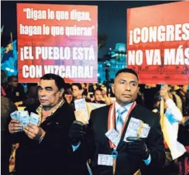 ?? AFP ?? Manifestan­tes protestaro­n en contra de los legislador­es y apoyaron las medidas que impulsa el presidente para combatir la corrupción.