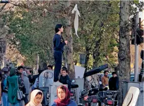  ??  ?? En se dévoilant audacieuse­ment en public, cette jeune insoumise iranienne a été érigée, à tort, en Madone d’un mouvement de protestati­on auquel elle n’est pas liée. Mais elle incarne une fronde au féminin qui fait, aussi, trembler le pouvoir.