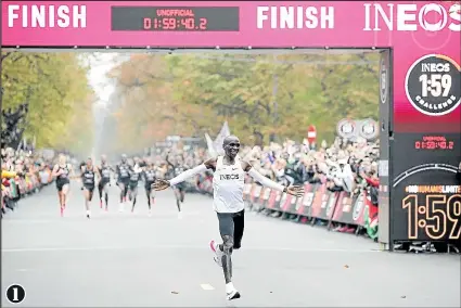  ?? Fotos: Reuters, AFP y EFE ?? Eliud Kipchoge, poseedor del récord mundial de maratón, cruza la línea de meta durante su intento de correr un maratón en menos de dos horas en Viena, Austria. 2. Los kenianos ven a Eliud Kipchoge, de Kenia, por medio de una pantalla gigante en el centro de Nairobi. 3. El atleta keniata junto al equipo que le abrió paso.