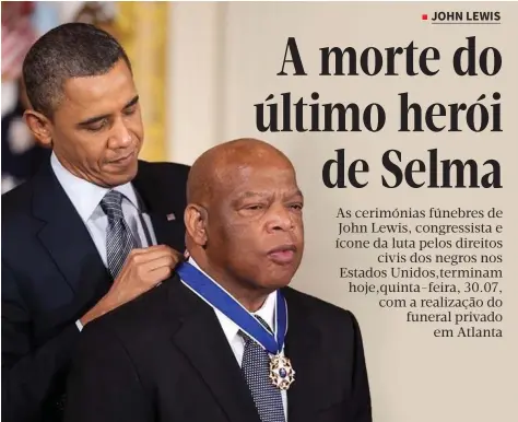 ?? DR ?? Em 2011 Barack Obama, enquanto Presidente, reconhecia os feitos de John Lewis ao condecorá-lo com a Medalha Presidenci­al da Liberdade
