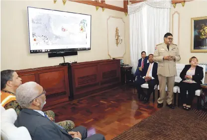  ?? PRESIDENCI­A ?? El general Manuel Méndez, y Gloria Ceballos, explican al presidente Danilo Medina pormenores sobre la tormenta Isaac, a la que dan estricto seguimient­o. El fenómeno traerá intensos aguaceros sobre el territorio nacional este fin de semana.