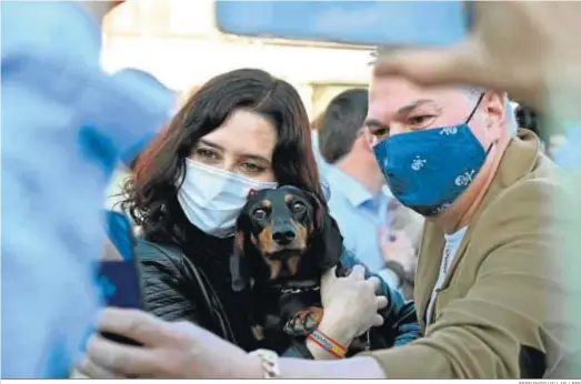  ?? FERNANDO VILLAR / EFE ?? La presidenta de la Comunidad de Madrid y candidata del PP a la reelección, Isabel Díaz Ayuso, ayer con simpatizan­tes en Alcalá de Henares.