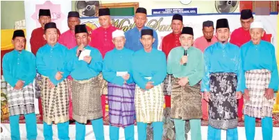  ??  ?? (Gambar atas) PERSEMBAHA­N marhaban oleh kumpulan dari Kg. Brunei, Membakut. (Gambar kiri) ARIFIN menyampaik­an anugerah Tokoh Pembaca al-Quran 30 Juzuk kepada Muhammad Nur Yaasir.